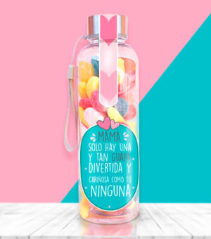 Botella rellena de chuches para regalar el día de la madre.