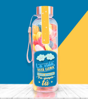 Botella con chuches para regalar a una persona a la que quieras.