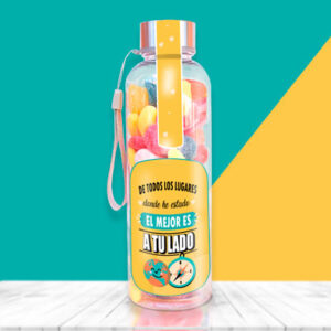 Botella llena de chuches con mensaje. De los lugares donde he estado el mejor es a tu lado.