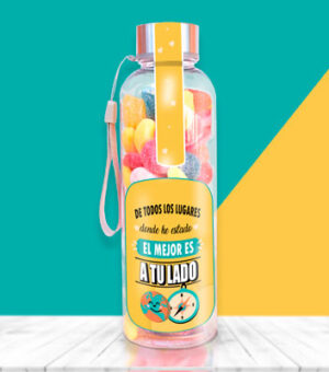 Botella llena de chuches con mensaje. De los lugares donde he estado el mejor es a tu lado.