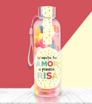 Botella con chuches para regalar a tu amor a primera risa.