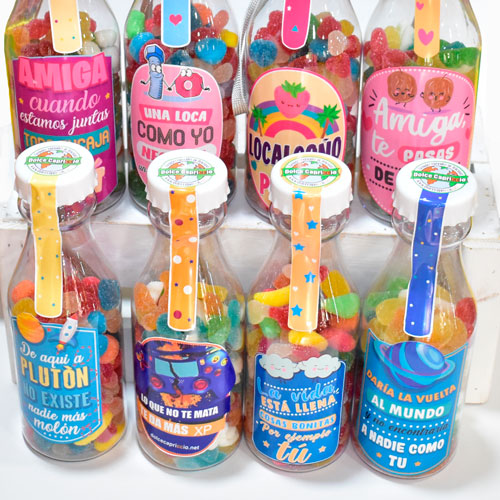 Botella repleta de golosinas con mensajes.