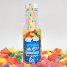 Botella para regalar rellena de chuches para una persona especial.