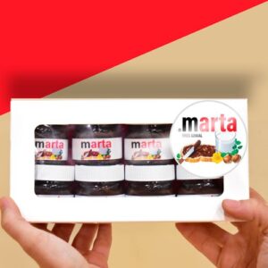 Caja con ventana personalizada con el logo de Nutella y 8 tarritos personalizados con nombre.