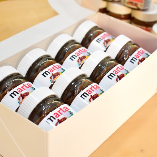 Caja abierta para ver el interior de la caja personalizada con tarros de Nutella.