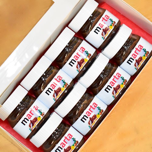 Caja abierta para ver el interior de la caja personalizada con tarros de Nutella. Vista desde arriba.