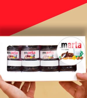 Caja con ventana personalizada con el logo de Nutella y 8 tarritos personalizados con nombre.