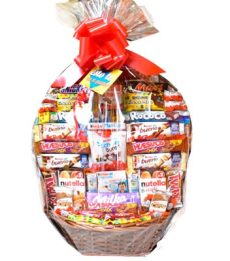 Cesta de regalo con chocolates surtidos para enviar a domicilio.