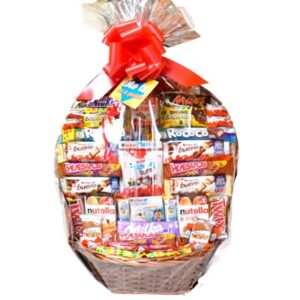 Cesta de regalo con chocolates surtidos para enviar a domicilio.