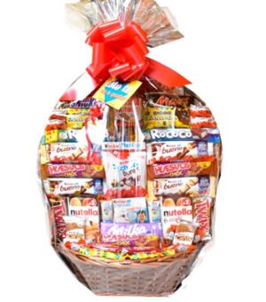 Cesta de regalo con chocolates surtidos para enviar a domicilio.