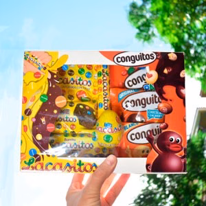 Regalo para los amantes de los Lacasitos y Conguitos. Caja diseñada para regalo con chocolates.