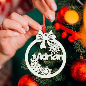 Bola de navidad de madera personalizada.