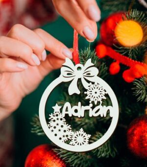 Bola de navidad de madera personalizada.