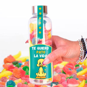 Botella llena de chuches con mensaje de amor.