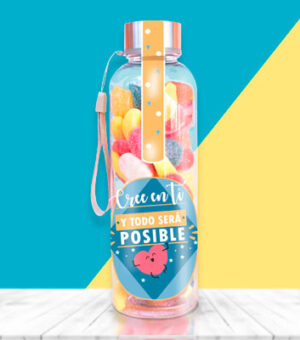 Botella rellena de chuches con mensaje motivador.