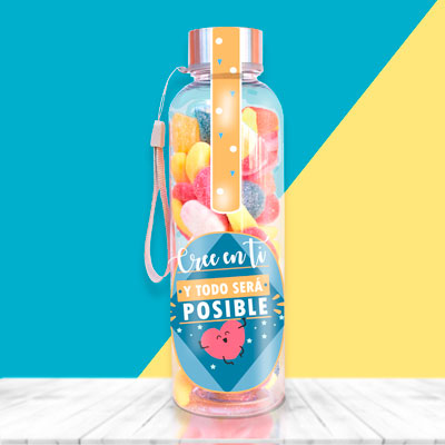 Botella rellena de chuches con mensaje motivador.
