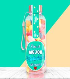 Botella rellena de chuches para regalar a un sobrino.