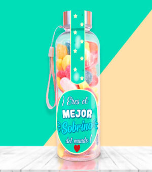 Botella rellena de chuches para regalar a un sobrino.