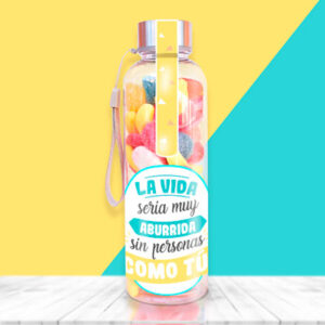 Botella con asa y tapón a rosca rellenas de chuches para regalar a un amigo.