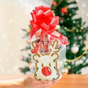 Rodolfo el reno de madera con chocolates.