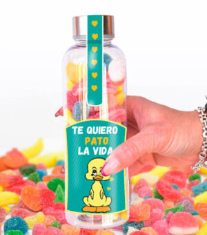 Botella llena de chuches con mensaje de amor.
