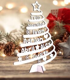 Árbol de navidad de madera con nombres de la familia.