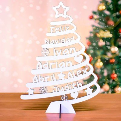 Árbol de navidad de madera con nombres de la familia.