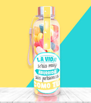 Botella con asa y tapón a rosca rellenas de chuches para regalar a un amigo.