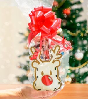 Rodolfo el reno de madera con chocolates.