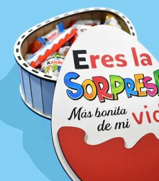 Estuche en forma de huevo de madera con frase " Eres la sorpresa más bonita de mi vida"