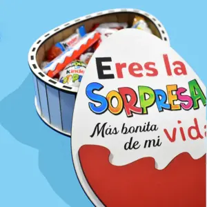Estuche en forma de huevo de madera con frase " Eres la sorpresa más bonita de mi vida"
