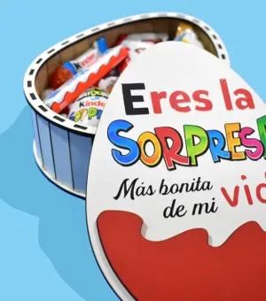 Estuche en forma de huevo de madera con frase " Eres la sorpresa más bonita de mi vida"