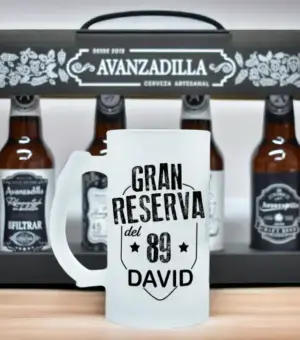 Estuche con 4 cervezas Premium. con jarra personalizada.