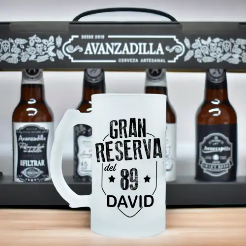 Estuche con 4 cervezas Premium. con jarra personalizada.