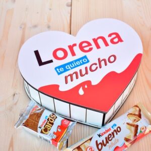 Caja de madera con forma de corazón y diseño kinder. Repleta de chocolates kinder.