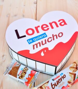 Caja de madera con forma de corazón y diseño kinder. Repleta de chocolates kinder.