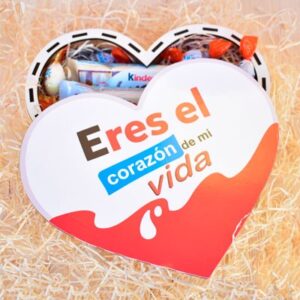 Caja kinder de madera en forma de corazón.