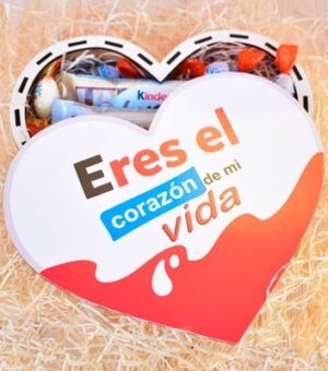 Caja kinder de madera en forma de corazón.