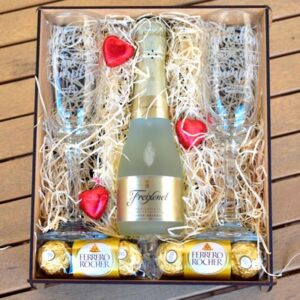 Caja de madera con 2 copas grabadas champagne y bombones.