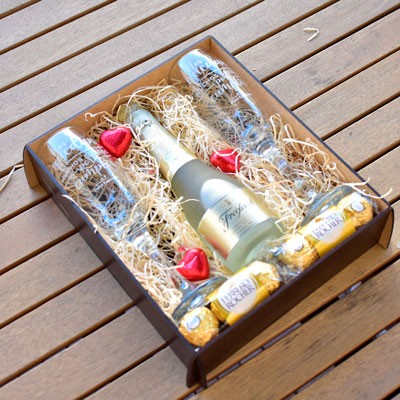 Caja de madera con 2 copas grabadas champagne y bombones.