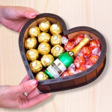 Caja en forma de corazón con bombones Lindor y Ferrero Rocher.