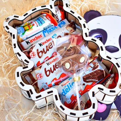 Caja de madera en forma de oso panda rellena de chocolates.