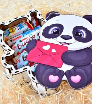 Caja de madera en forma de oso panda rellena de chocolates.