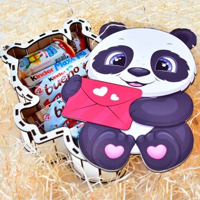 Caja de madera en forma de oso panda rellena de chocolates.