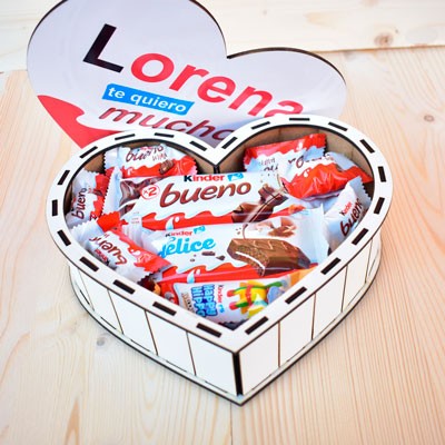 Caja de madera con forma de corazón y diseño kinder. Repleta de chocolates kinder.