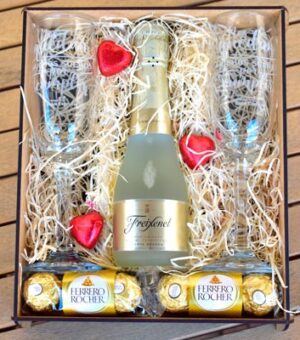 Caja de madera con 2 copas grabadas champagne y bombones.