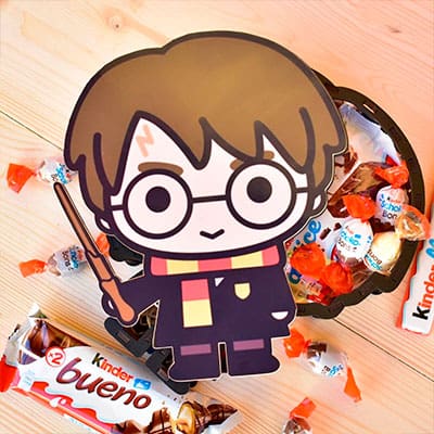 Caja para regalar a los amantes y apasionados de Harry Potter. Sabemos que los fans de Harry Potter harían magia por una caja de madera como esta en forma de Harry Potter.