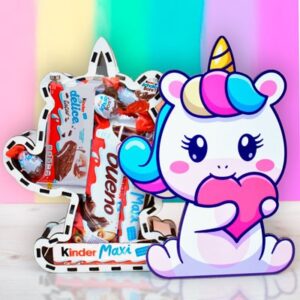 Caja de madera en forma de unicornio llena de chocolates kinder.