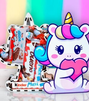 Caja de madera en forma de unicornio llena de chocolates kinder.