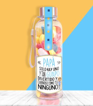 Botella rellena de chuches para regalar a papá.